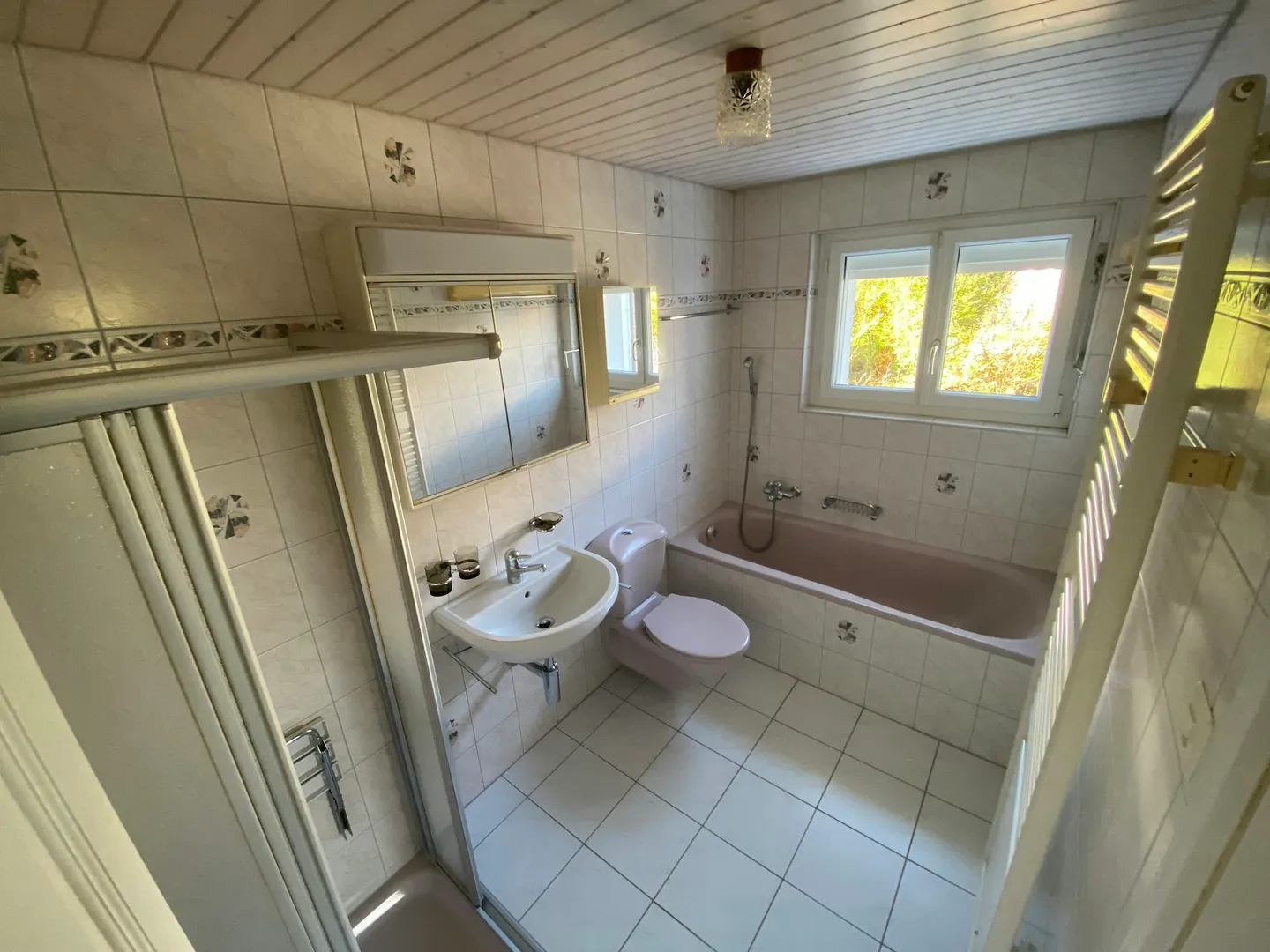 Freistehendes, teilsaniertes Einfamilienhaus mit grossem Umschwung - Photo 3 of 12
