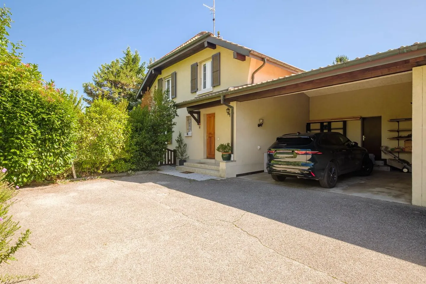 Exclusive: Superb semi-detached house in Thônex - Photo 1 of 7