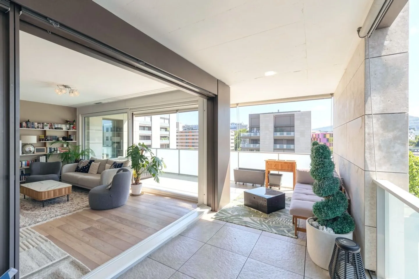 Wunderschöne 5-Zimmer-Wohnung mit atemberaubendem Blick auf den Salève! - Foto 2 von 4