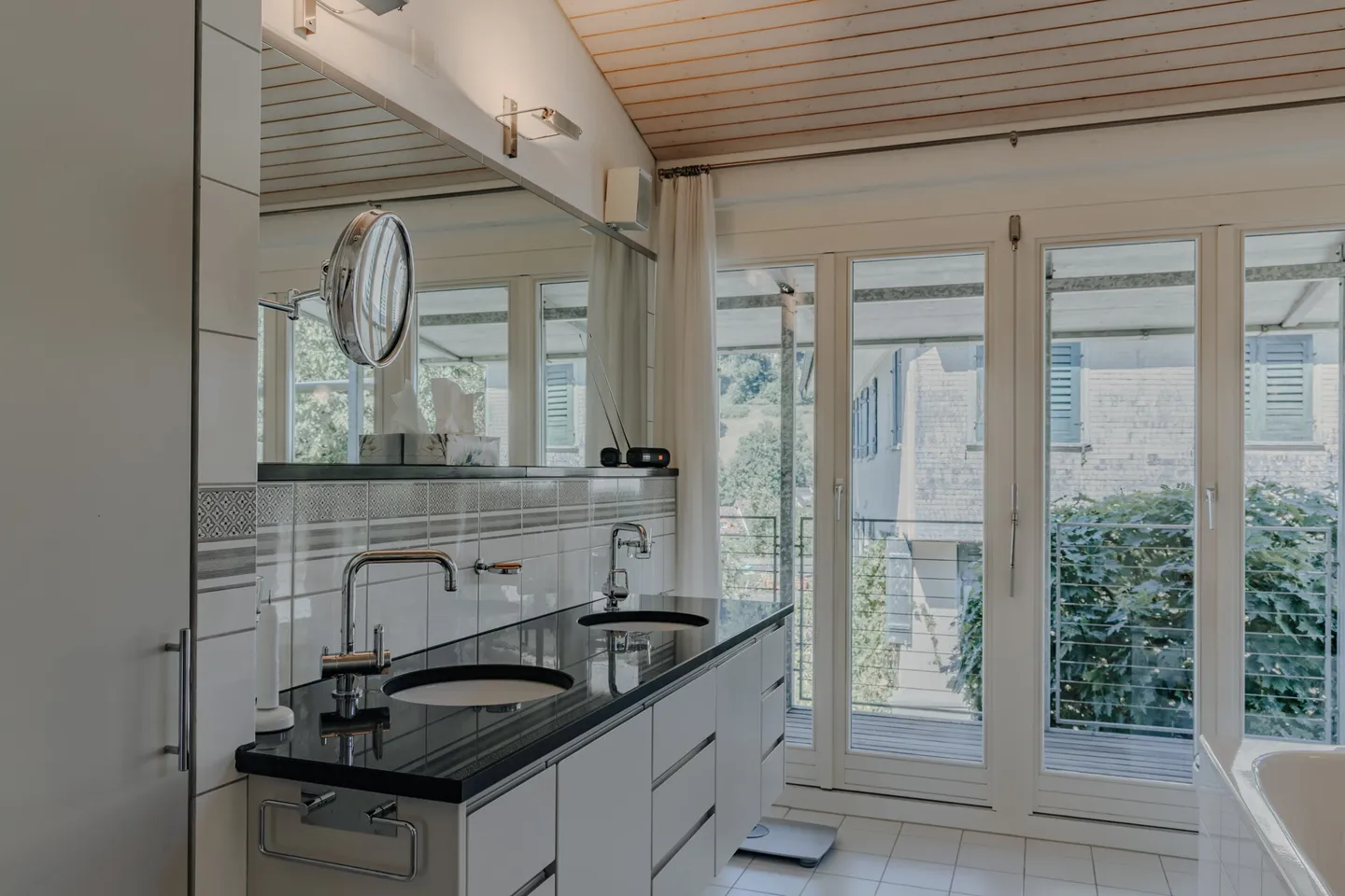 Maison d'architecte spéciale au-dessus des toits de Lichtensteig - Photo 6 sur 12