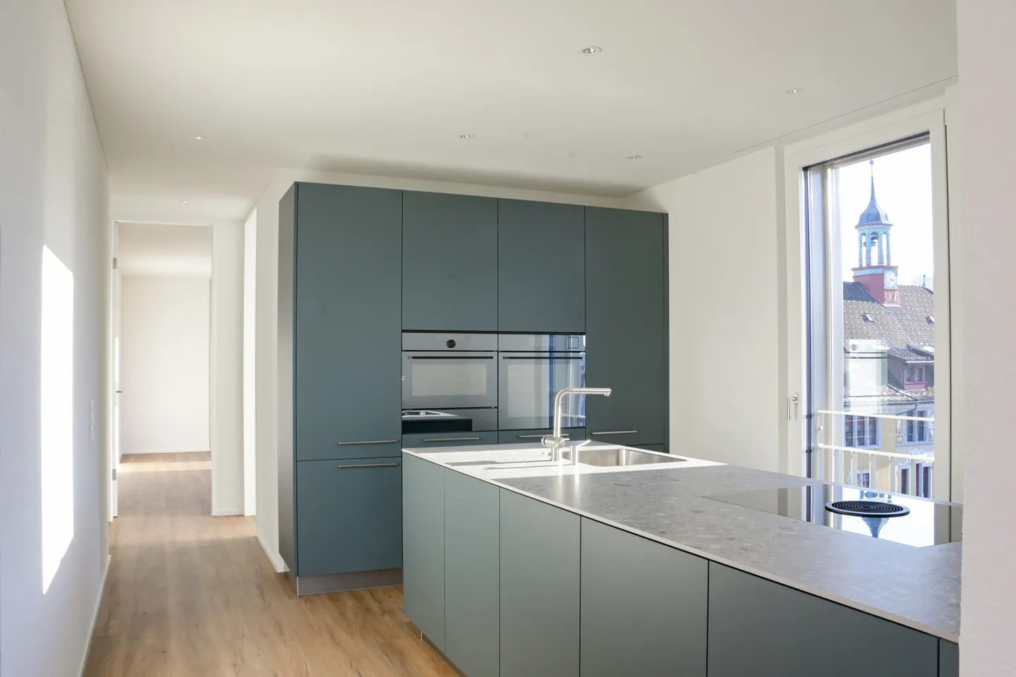 Appartement en attique moderne de 4,5 pièces dans un emplacement central à Flawil - Photo 2 sur 11