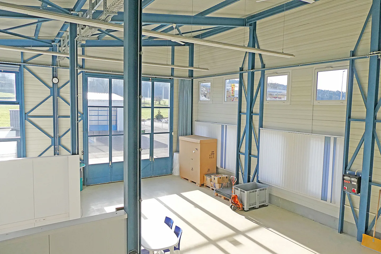 Versatile office, storage, and manufacturing spaces - Photo 3 of 8