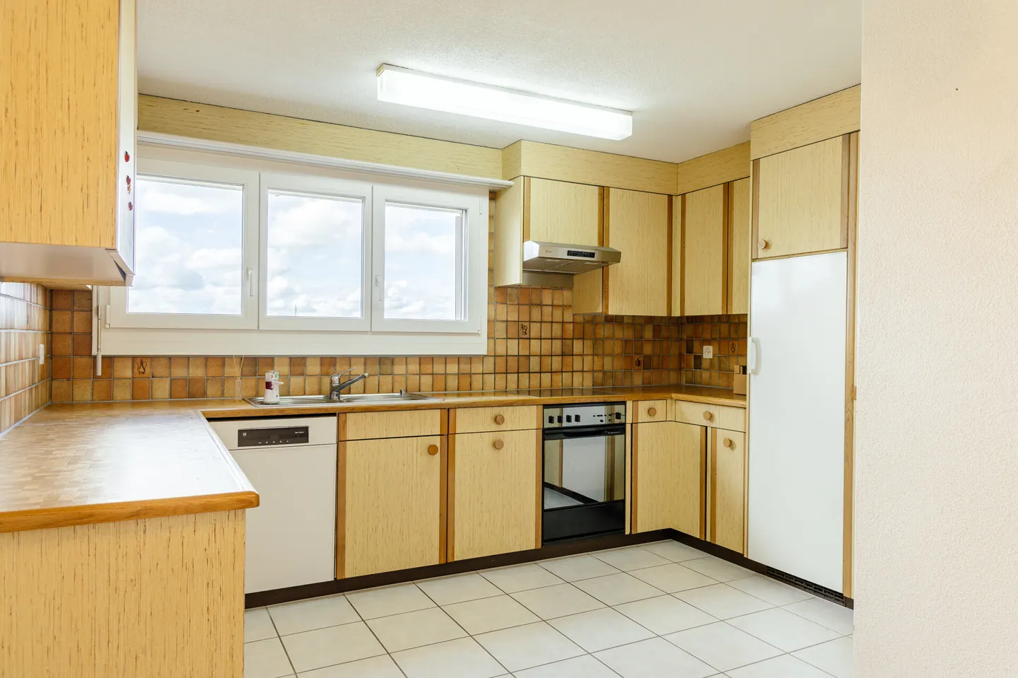Spacious Penthouse with Panoramic View - Photo 7 of 10