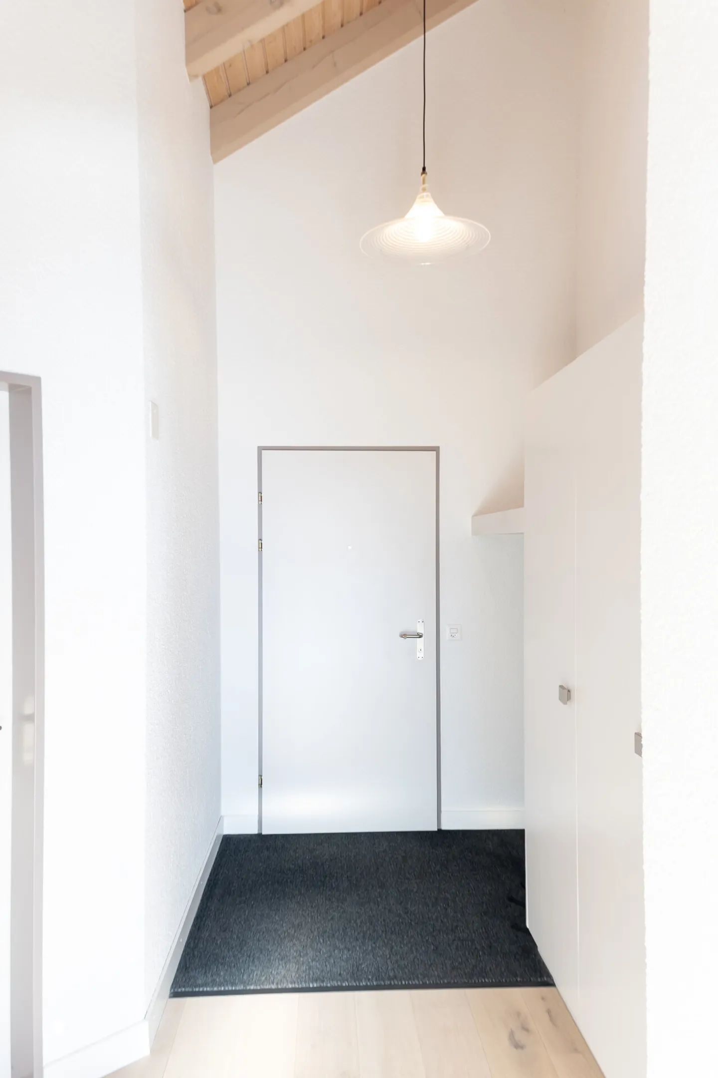 Attico luminoso con camino, travi a vista e vista da sogno - Foto 4 di 8