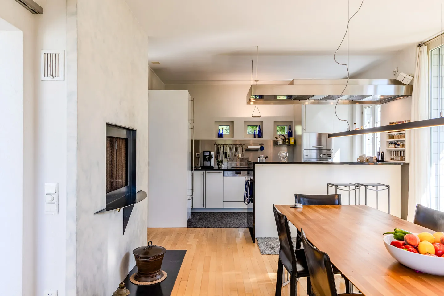 Maison d'architecte spéciale au-dessus des toits de Lichtensteig - Photo 3 sur 12