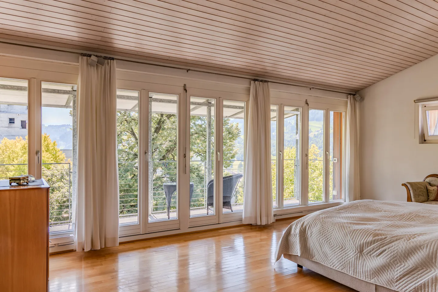 Maison d'architecte spéciale au-dessus des toits de Lichtensteig - Photo 5 sur 12