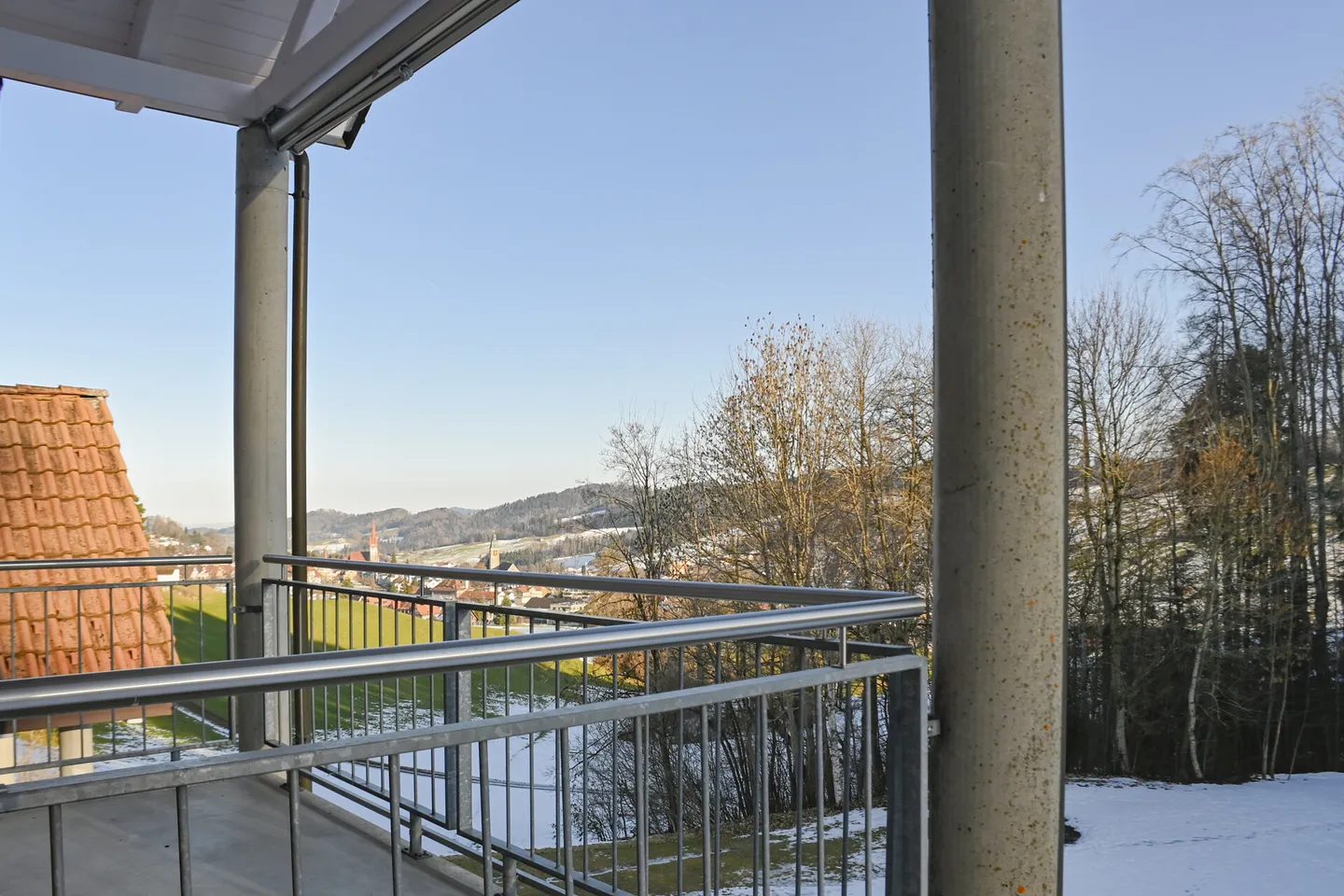 Attico luminoso con camino, travi a vista e vista da sogno - Foto 8 di 8