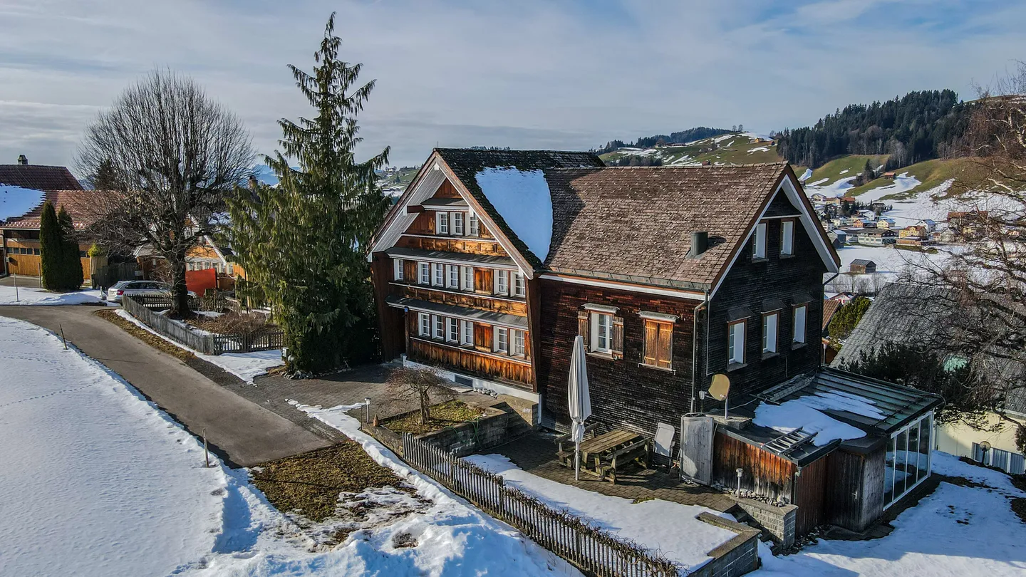 Affascinante casa di 7,5 stanze in stile Appenzeller con vista panoramica - Foto 2 di 11