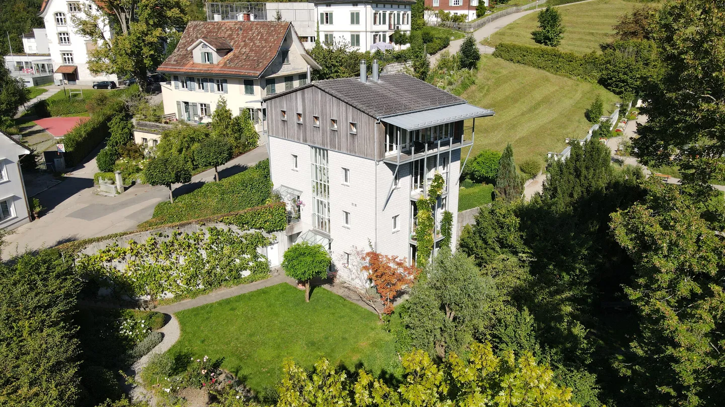 Maison d'architecte spéciale au-dessus des toits de Lichtensteig - Photo 2 sur 12