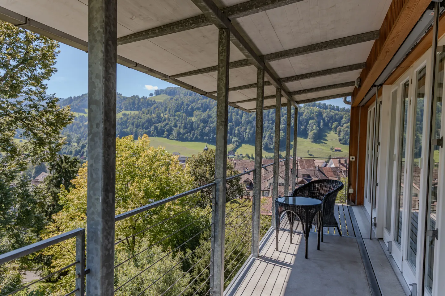 Maison d'architecte spéciale au-dessus des toits de Lichtensteig - Photo 1 sur 12
