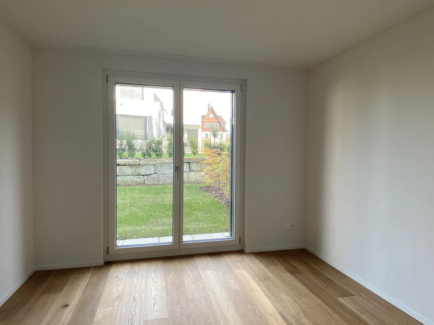 Living with Style and Comfort Ground Floor Apartment in a Quiet Location - Photo 5 of 8