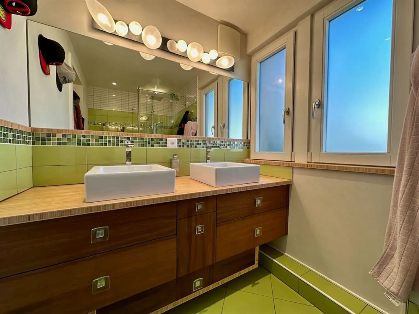 Spacious renovated chalet in Arzier, close to the center and amenities - Photo 13 of 13