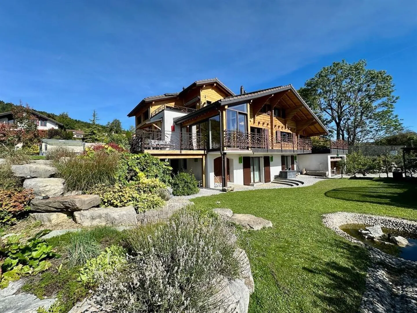 Spacious renovated chalet in Arzier, close to the center and amenities - Photo 1 of 13