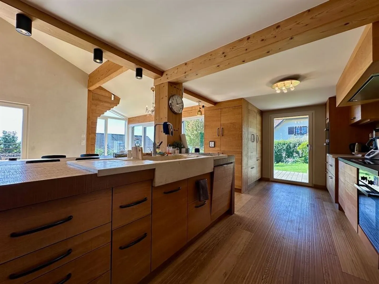 Spacious renovated chalet in Arzier, close to the center and amenities - Photo 5 of 13