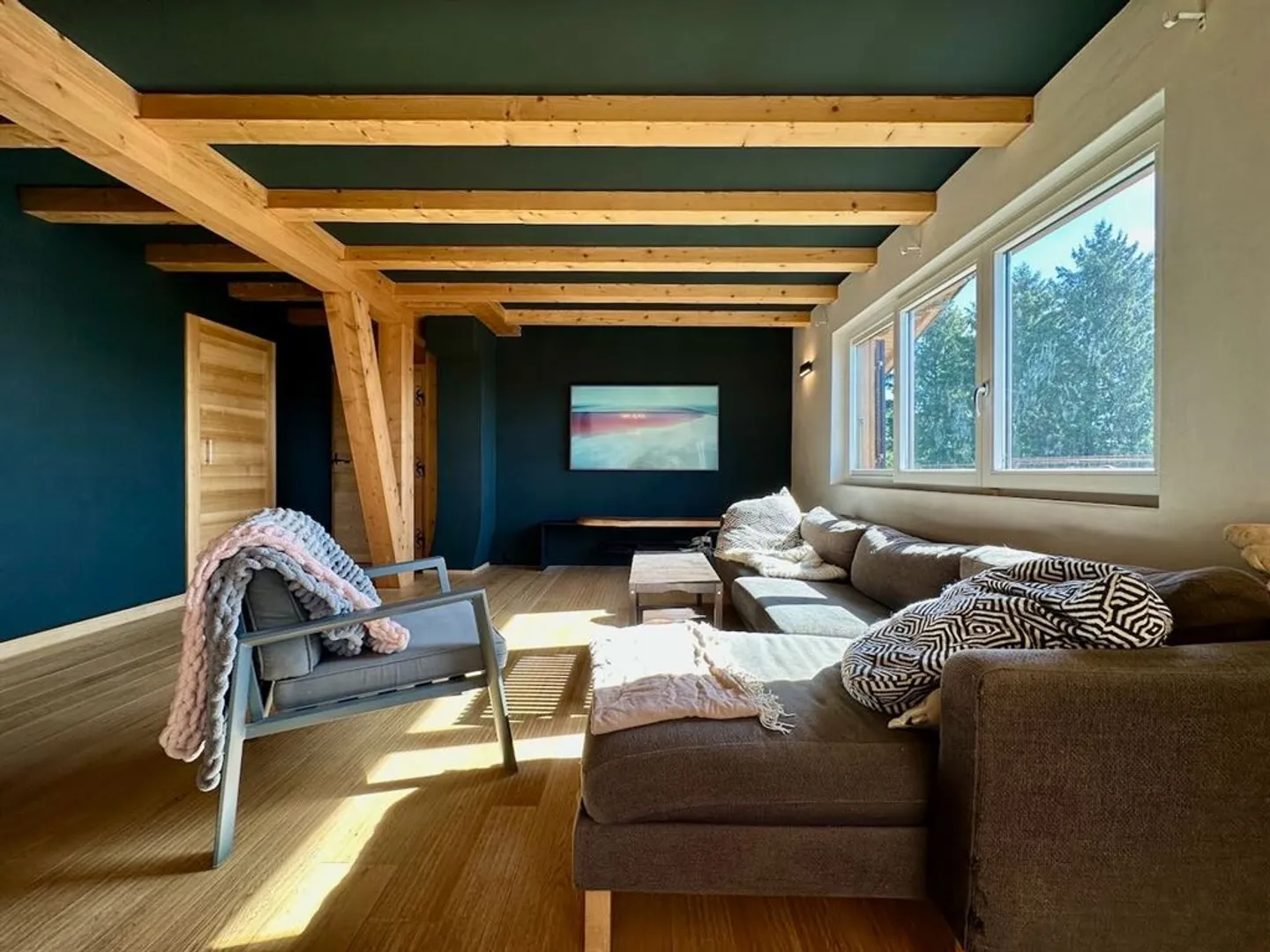 Spacious renovated chalet in Arzier, close to the center and amenities - Photo 7 of 13