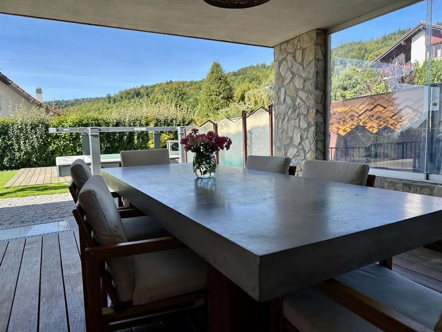 Spacious renovated chalet in Arzier, close to the center and amenities - Photo 3 of 13