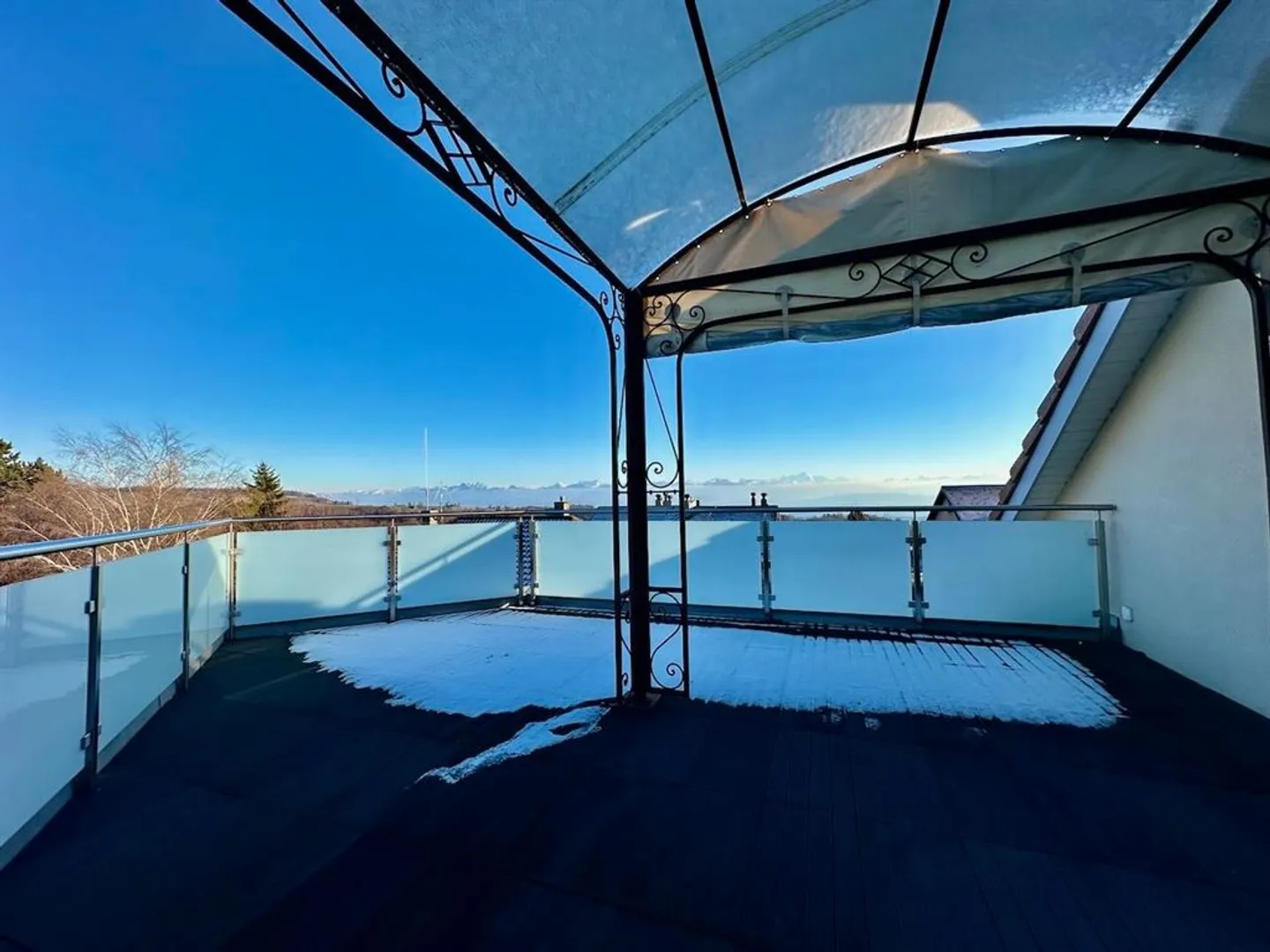 View of the lake and the Alps with large terrace - Photo 1 of 9