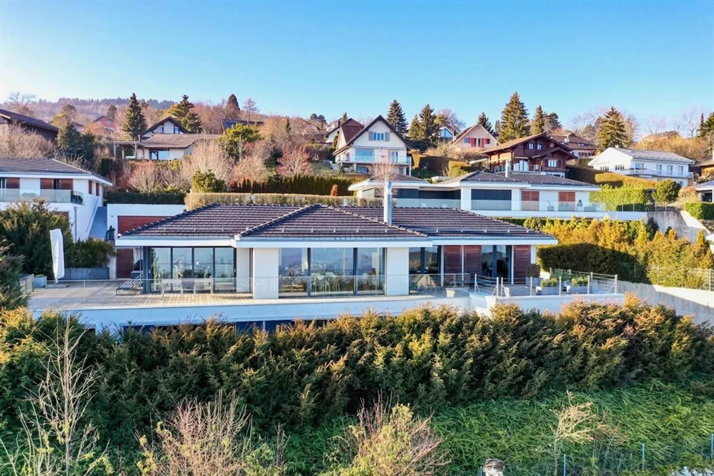 Wunderschöne Villa mit Panoramablick auf den See und die Alpen - Foto 3 von 13