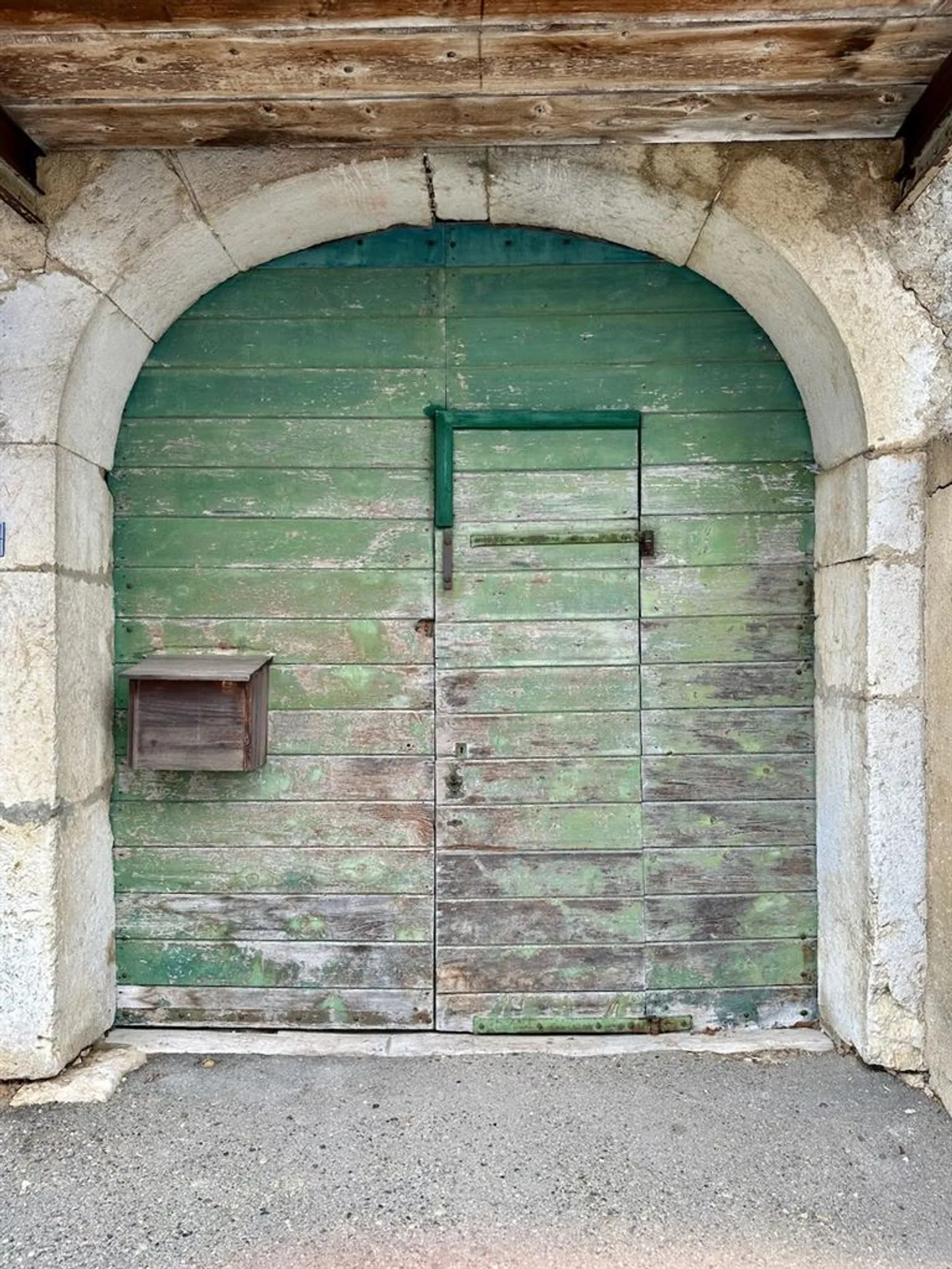 RESERVE - Rural to renovate in the heart of the village - Photo 1 of 2