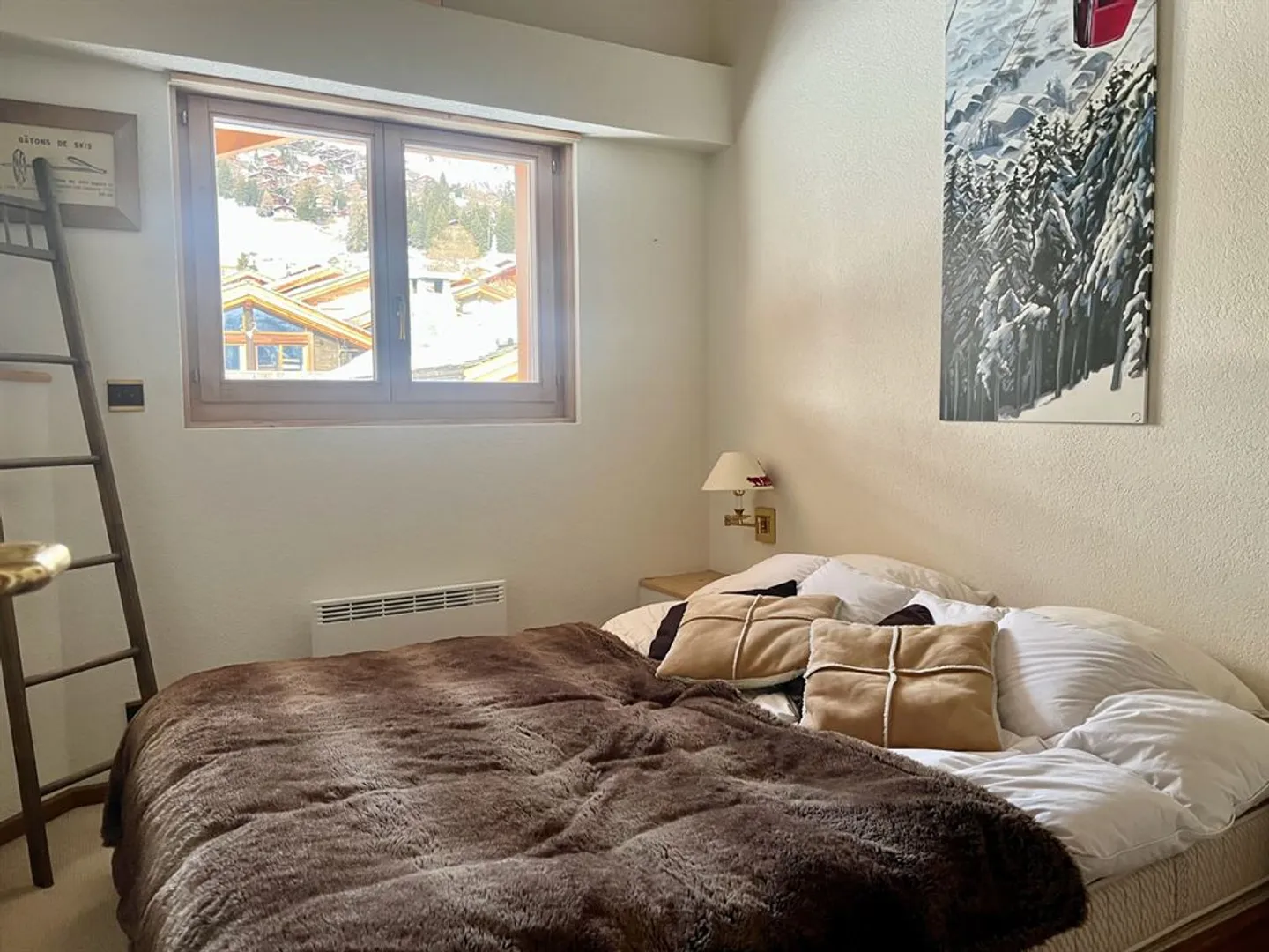 Duplex luminoso di 142 m² con vista sulla valle e balconi - Foto 8 di 11