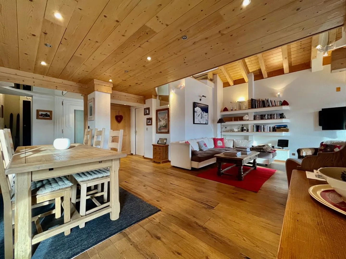 Duplex luminoso di 142 m² con vista sulla valle e balconi - Foto 4 di 11