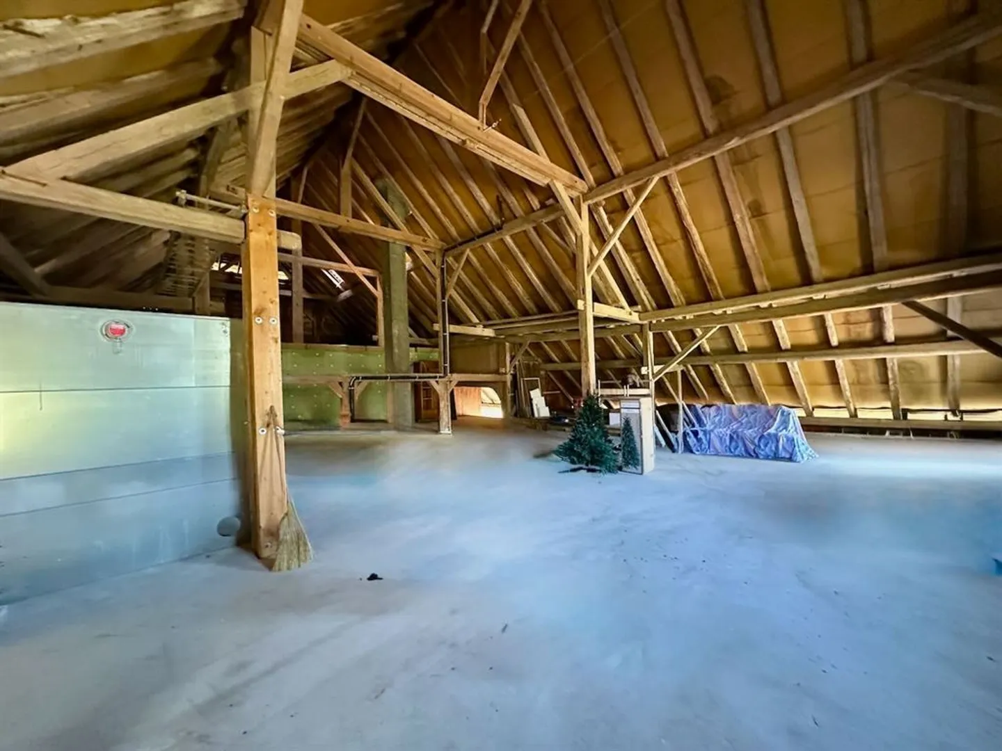 Character renovated farm with 2,900 m² of land and great potential - Photo 13 of 13