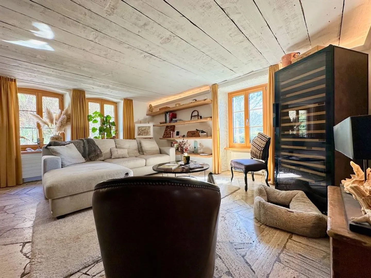 Character renovated farm with 2,900 m² of land and great potential - Photo 1 of 13