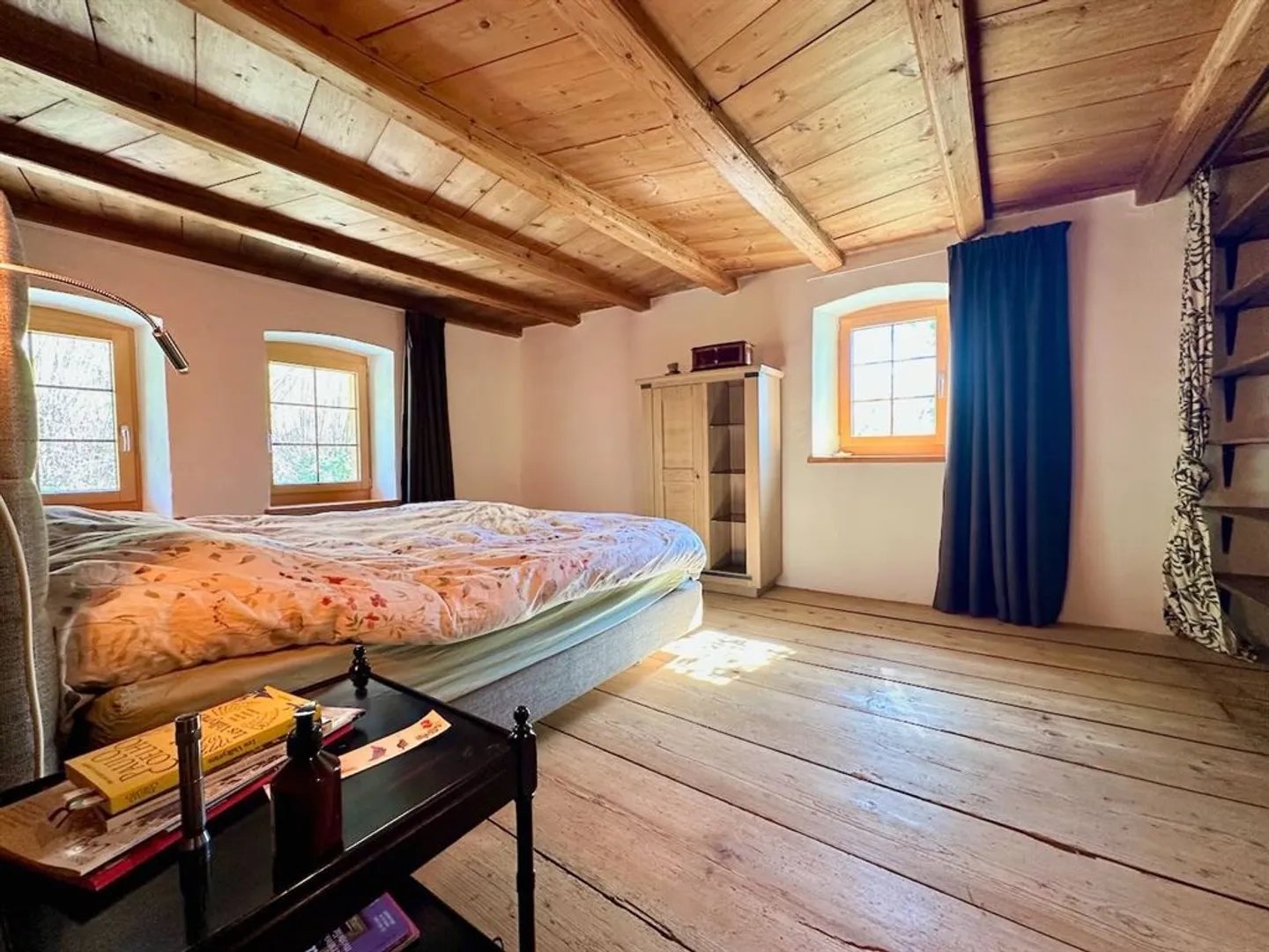 Character renovated farm with 2,900 m² of land and great potential - Photo 11 of 13