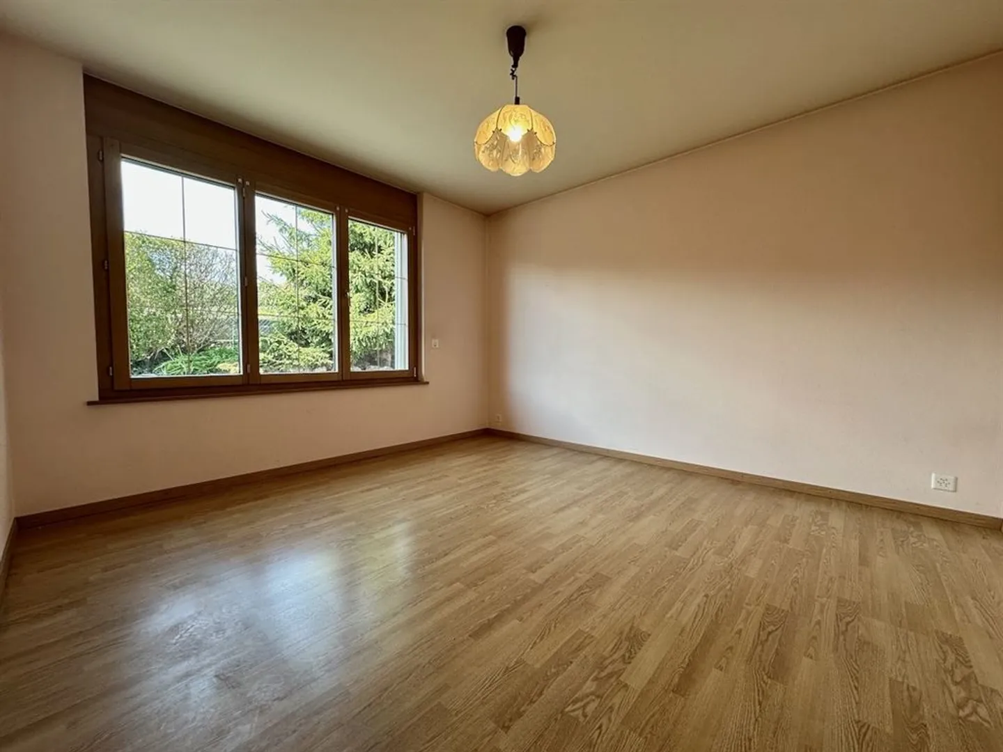 Geräumige helle Einfamilienvilla mit separater Wohnung - Foto 12 von 13