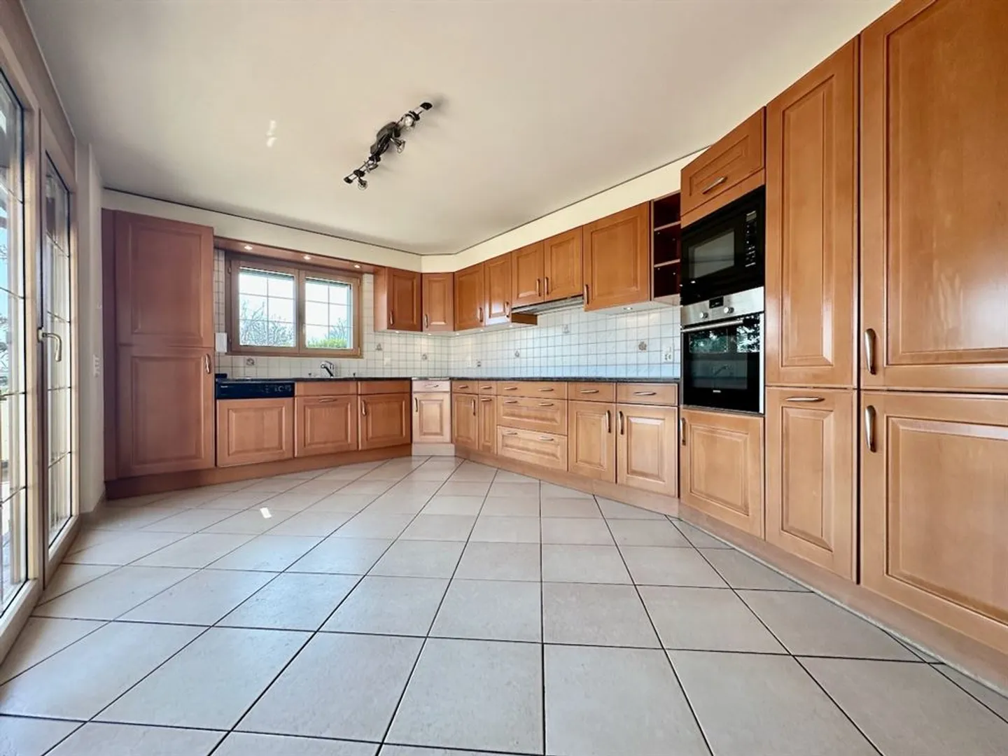 Villa indipendente luminosa con appartamento indipendente - Foto 5 di 9