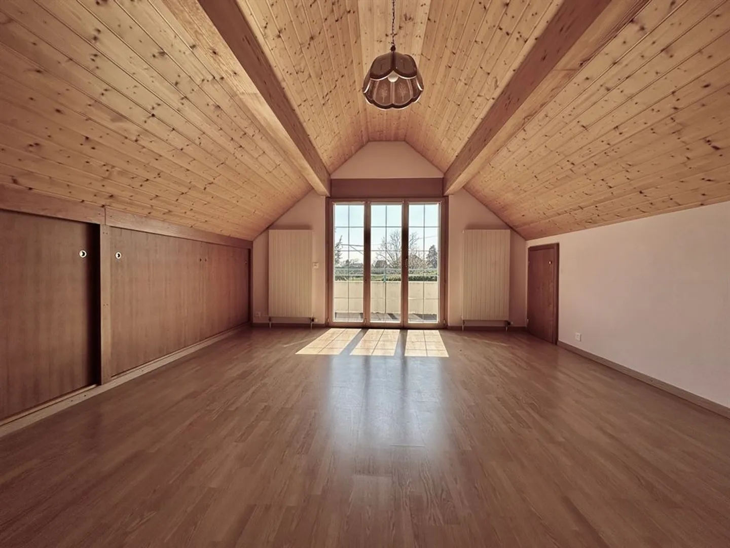 Geräumige helle Einfamilienvilla mit separater Wohnung - Foto 11 von 13