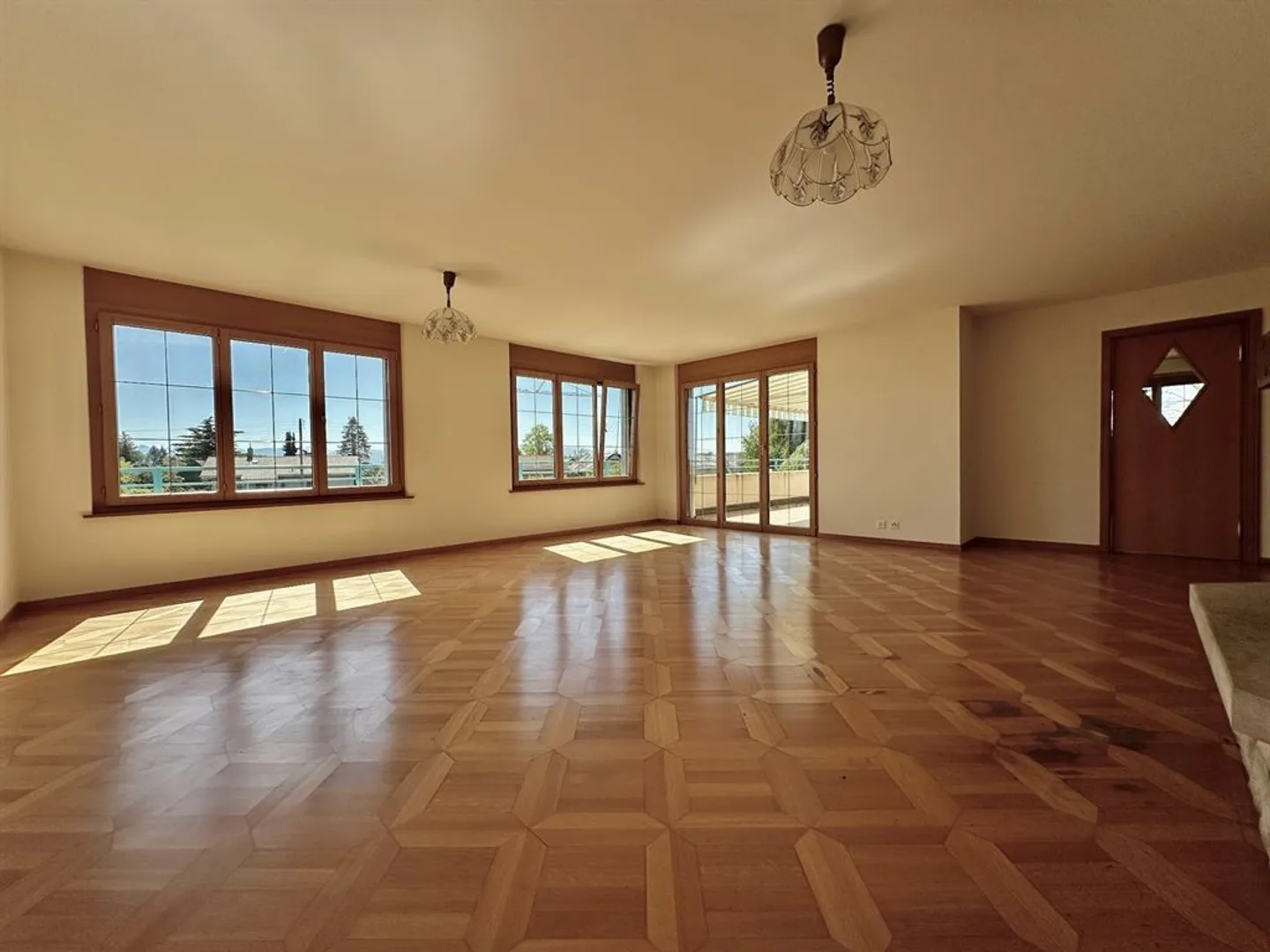 Geräumige helle Einfamilienvilla mit separater Wohnung - Foto 1 von 13