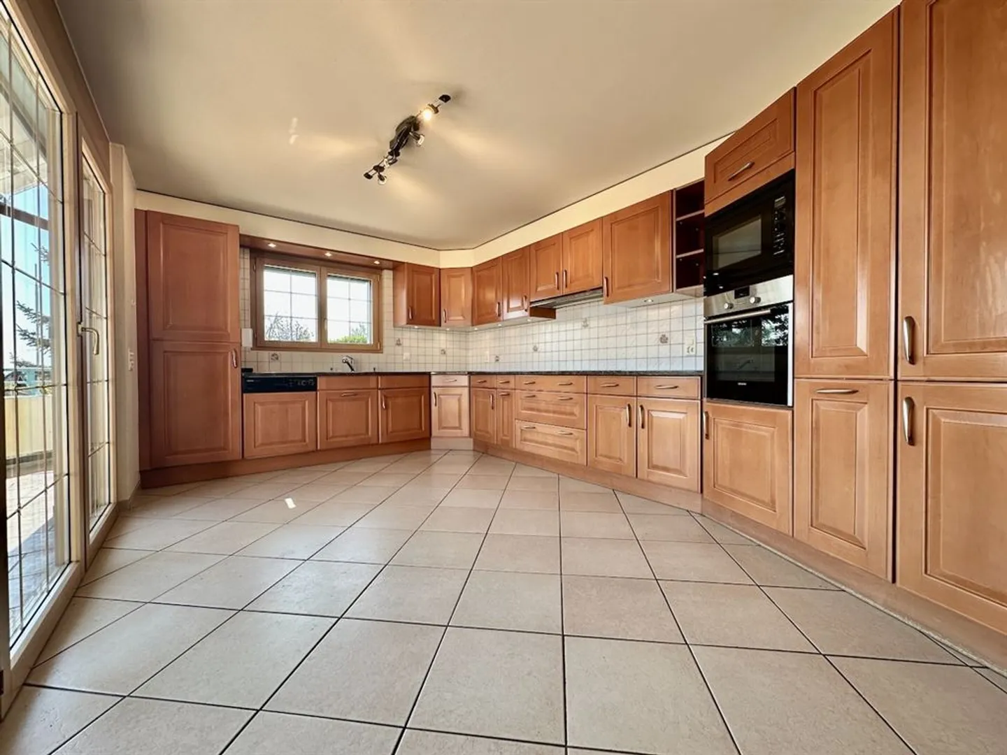 Geräumige helle Einfamilienvilla mit separater Wohnung - Foto 6 von 13
