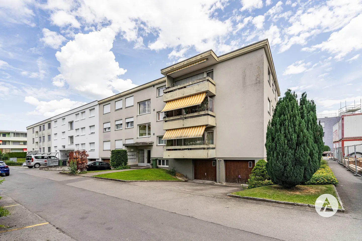 Immeuble multifamilial entièrement loué avec potentiel de développement - Photo 2 sur 13
