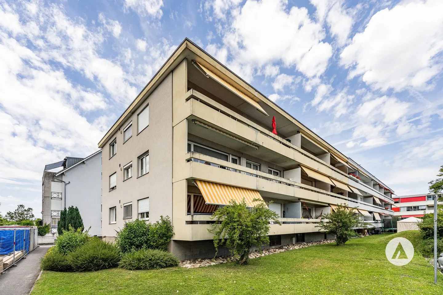 Immeuble multifamilial entièrement loué avec potentiel de développement - Photo 1 sur 13