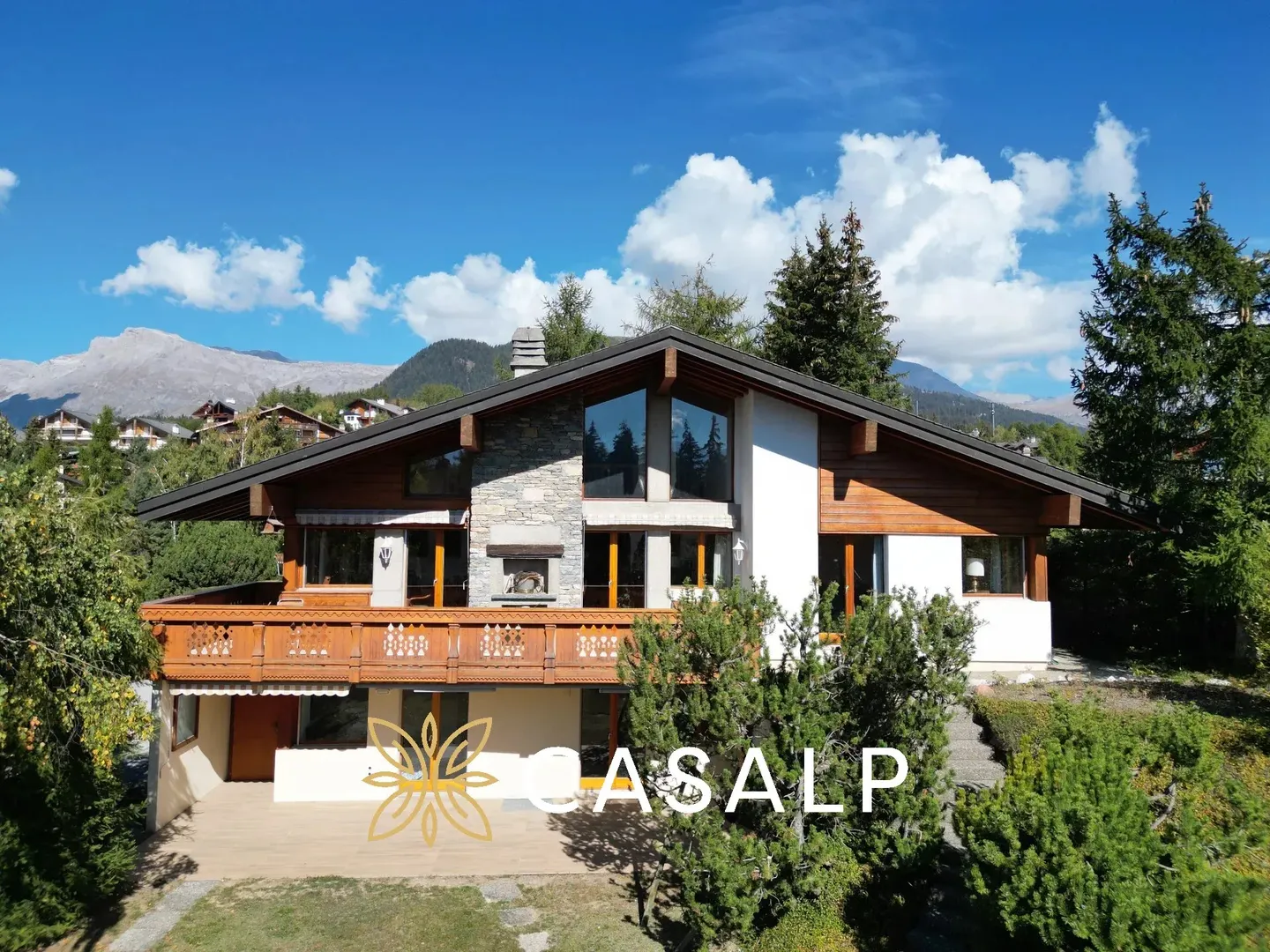 Magnificent chalet with landscaped garden in Crans - Photo 2 of 13