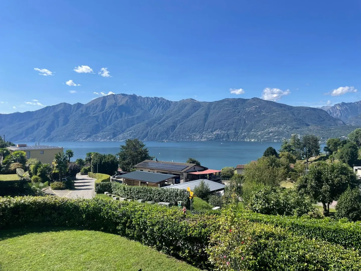 Appartamento incantevole con giardino, jacuzzi, piscina e vista lago - Foto 2 di 8