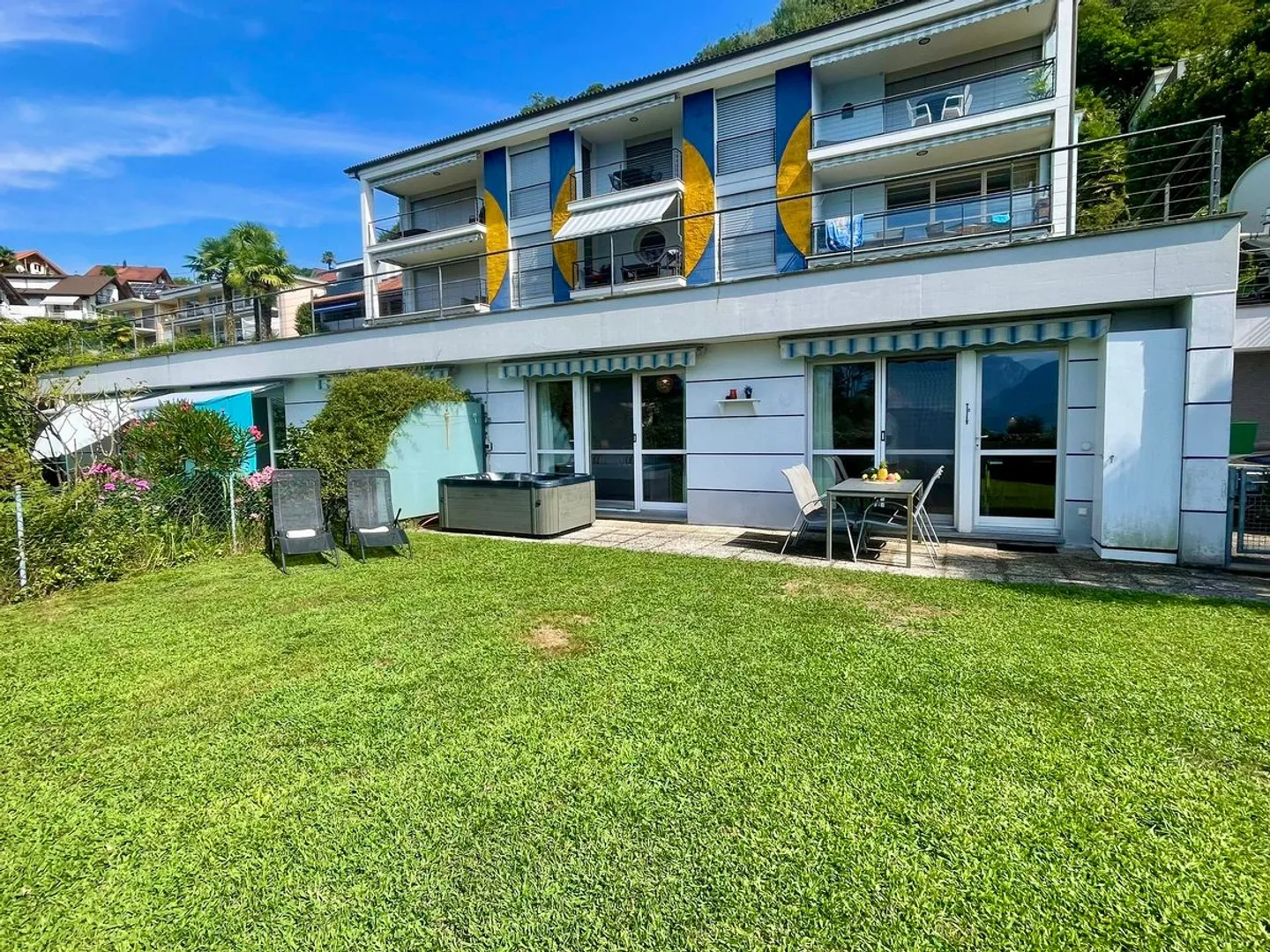 Appartamento incantevole con giardino, jacuzzi, piscina e vista lago - Foto 3 di 8