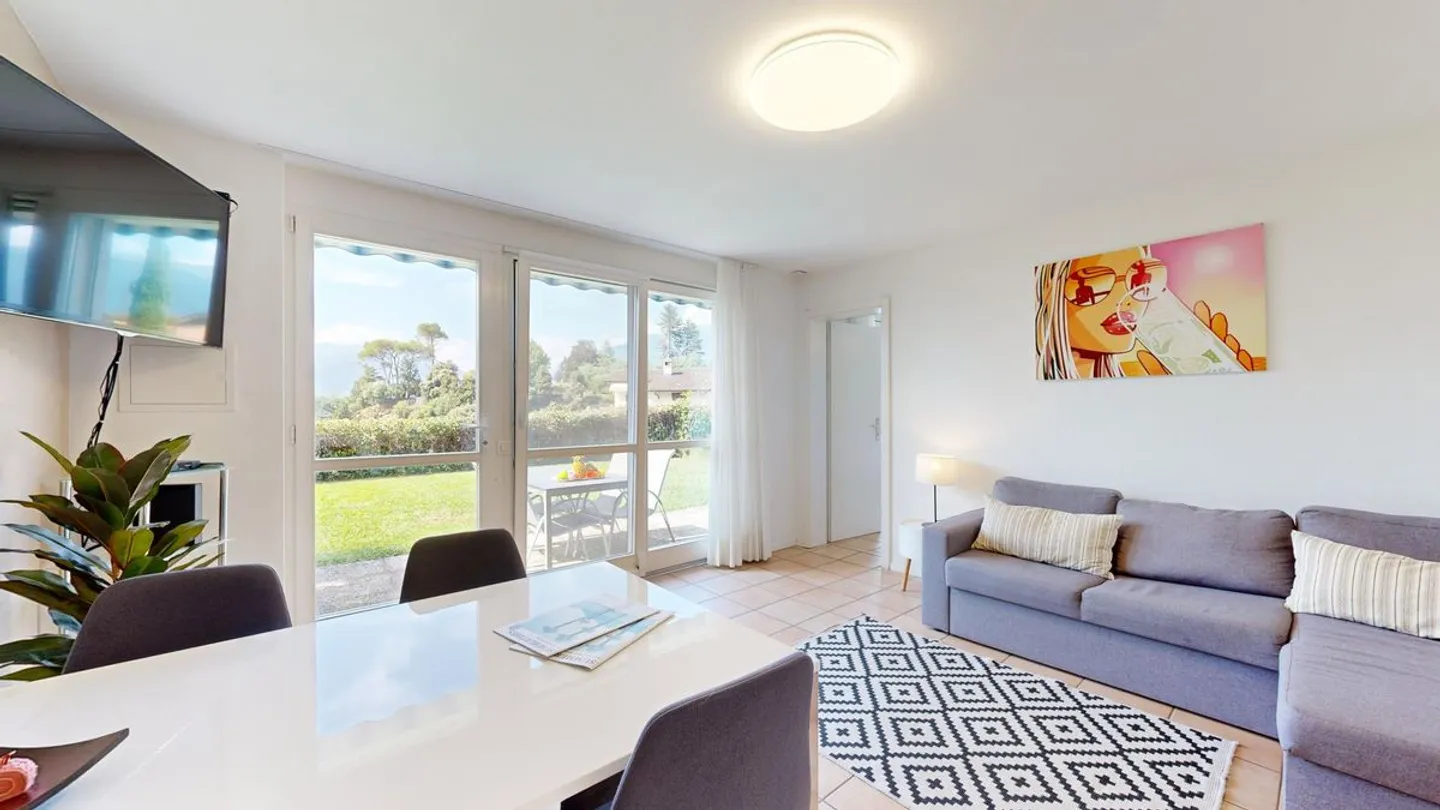 Appartamento incantevole con giardino, jacuzzi, piscina e vista lago - Foto 4 di 8