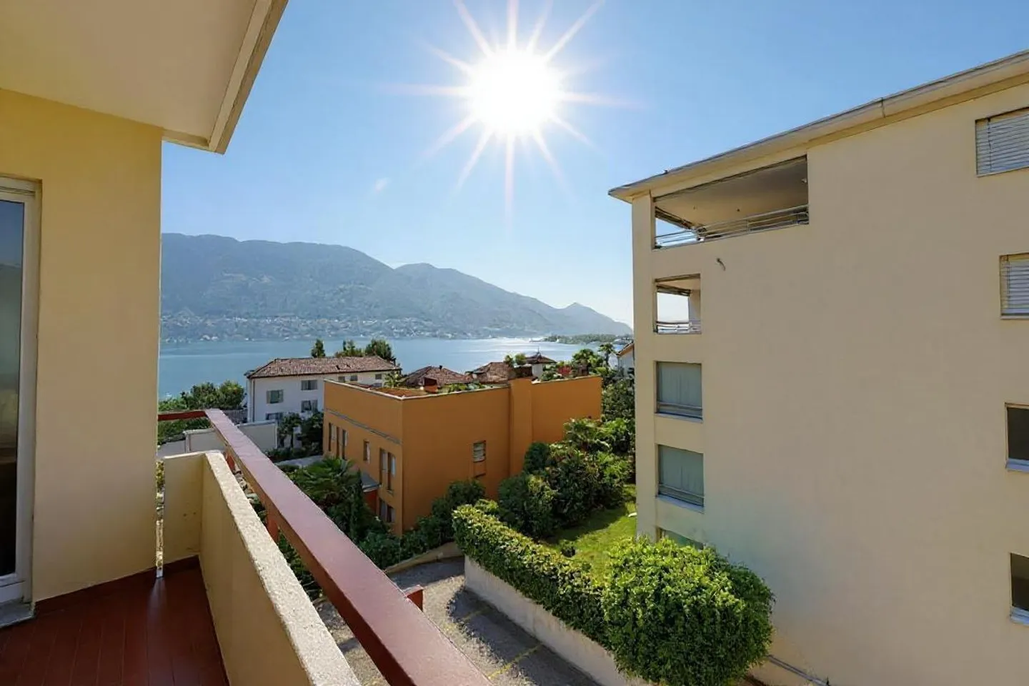 Vista lago, sole e stile: appartamento 2.5 locali ristrutturato a Minusio - Foto 2 di 5