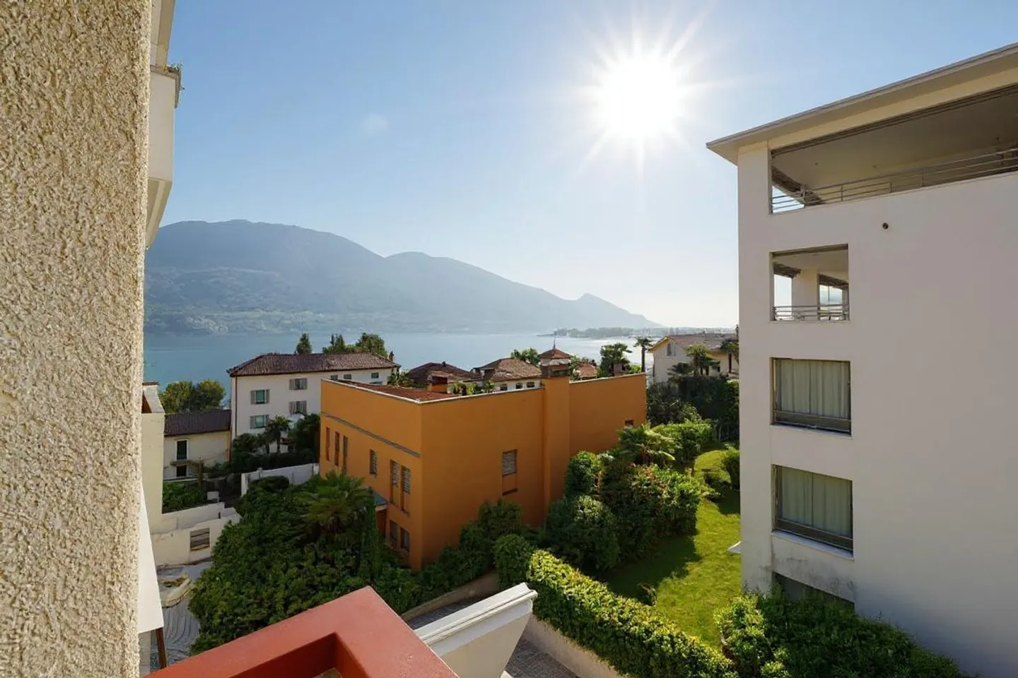 Vista lago, sole e stile: appartamento 2.5 locali ristrutturato a Minusio - Foto 1 di 5