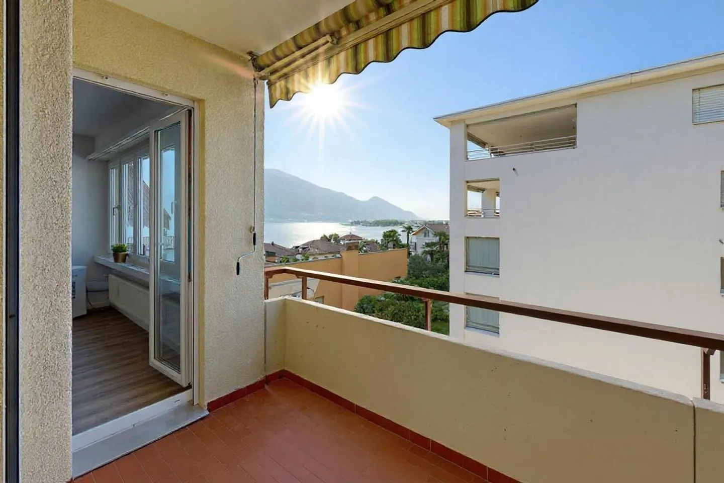 Vista lago, sole e stile: appartamento 2.5 locali ristrutturato a Minusio - Foto 3 di 5