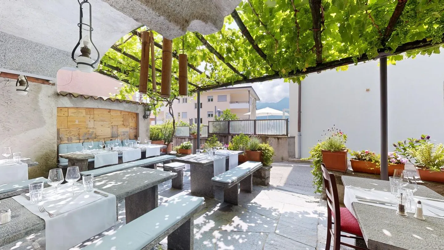 Restaurant bien connu et géré avec amour avec deux appartements à Orselina - Photo 2 sur 13