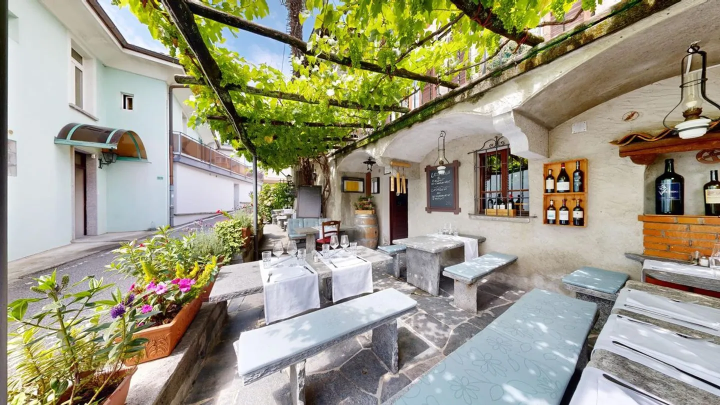 Restaurant bien connu et géré avec amour avec deux appartements à Orselina - Photo 1 sur 13