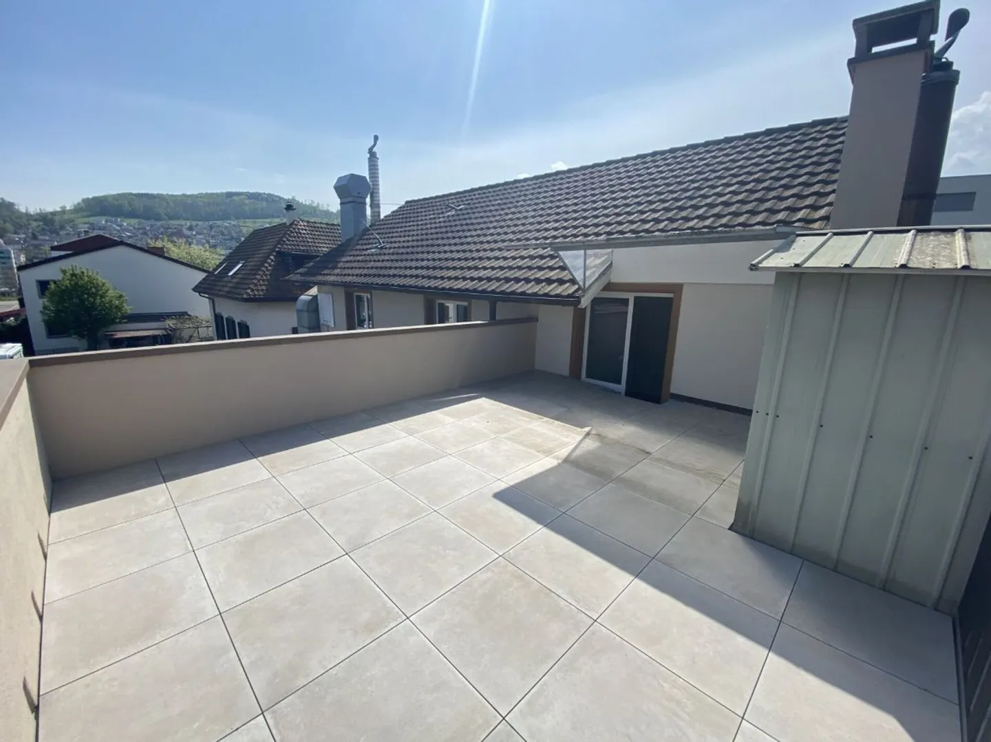 Atmosfera accogliente e una grande terrazza per rilassarsi - Foto 1 di 10