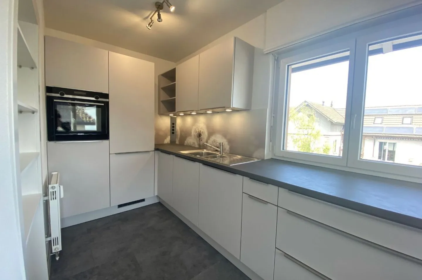 Atmosfera accogliente e una grande terrazza per rilassarsi - Foto 2 di 10