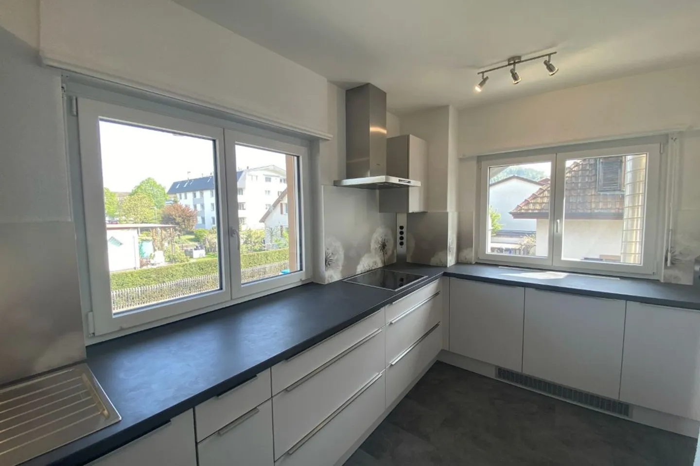 Atmosfera accogliente e una grande terrazza per rilassarsi - Foto 3 di 10