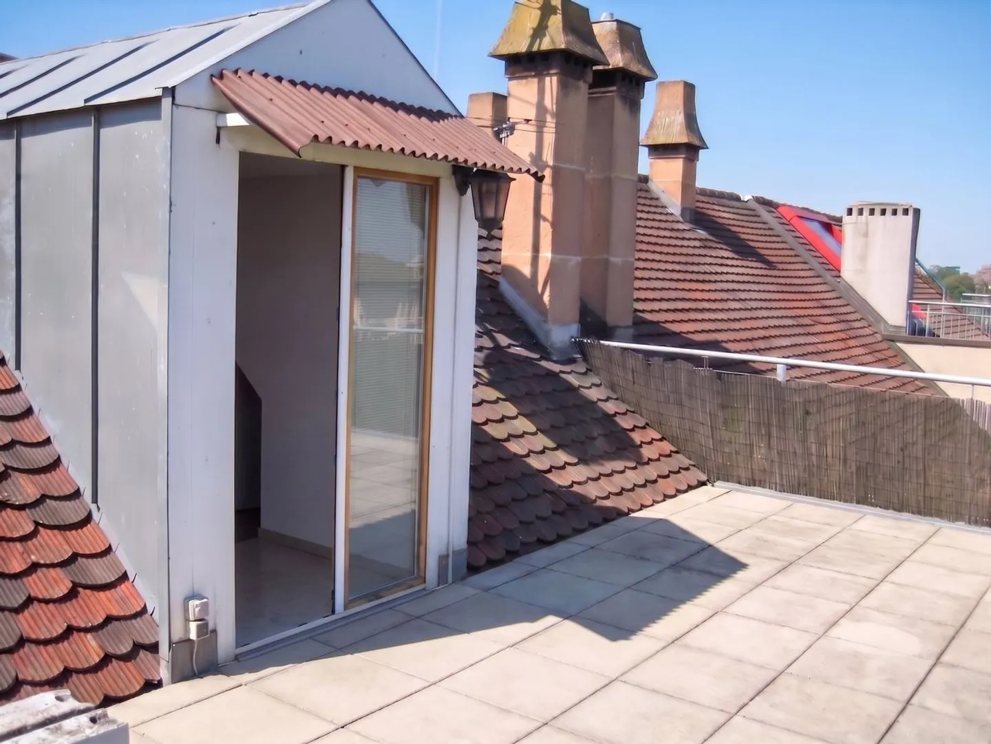 Charmante Dachwohnung mit Terrasse - Foto 6 von 8
