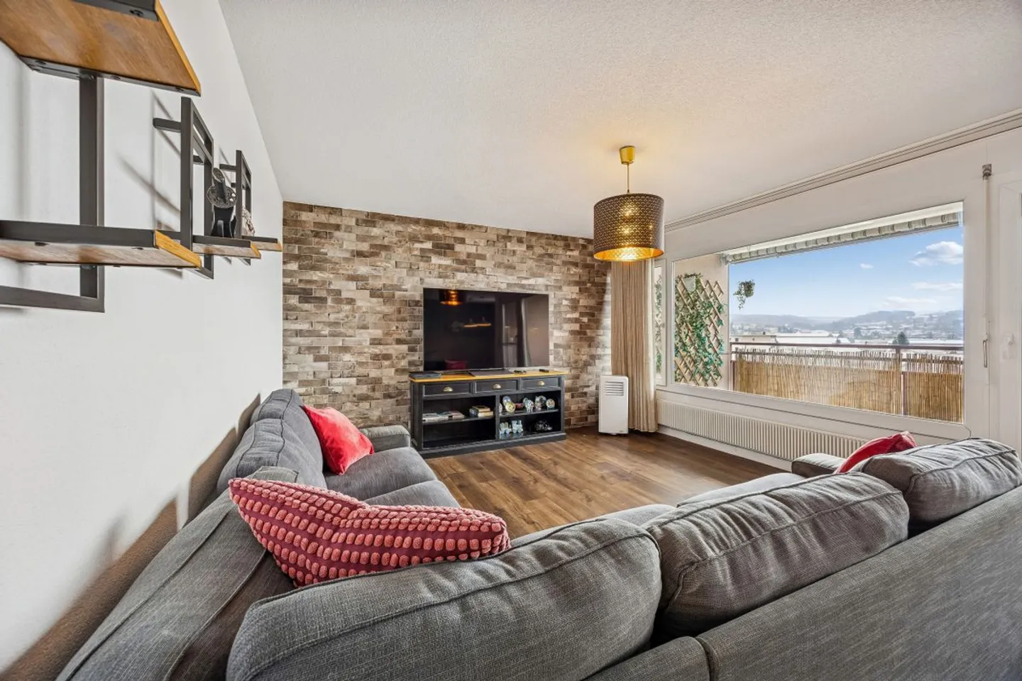 Appartement de 5,5 pièces rénové moderne - Photo 3 sur 13