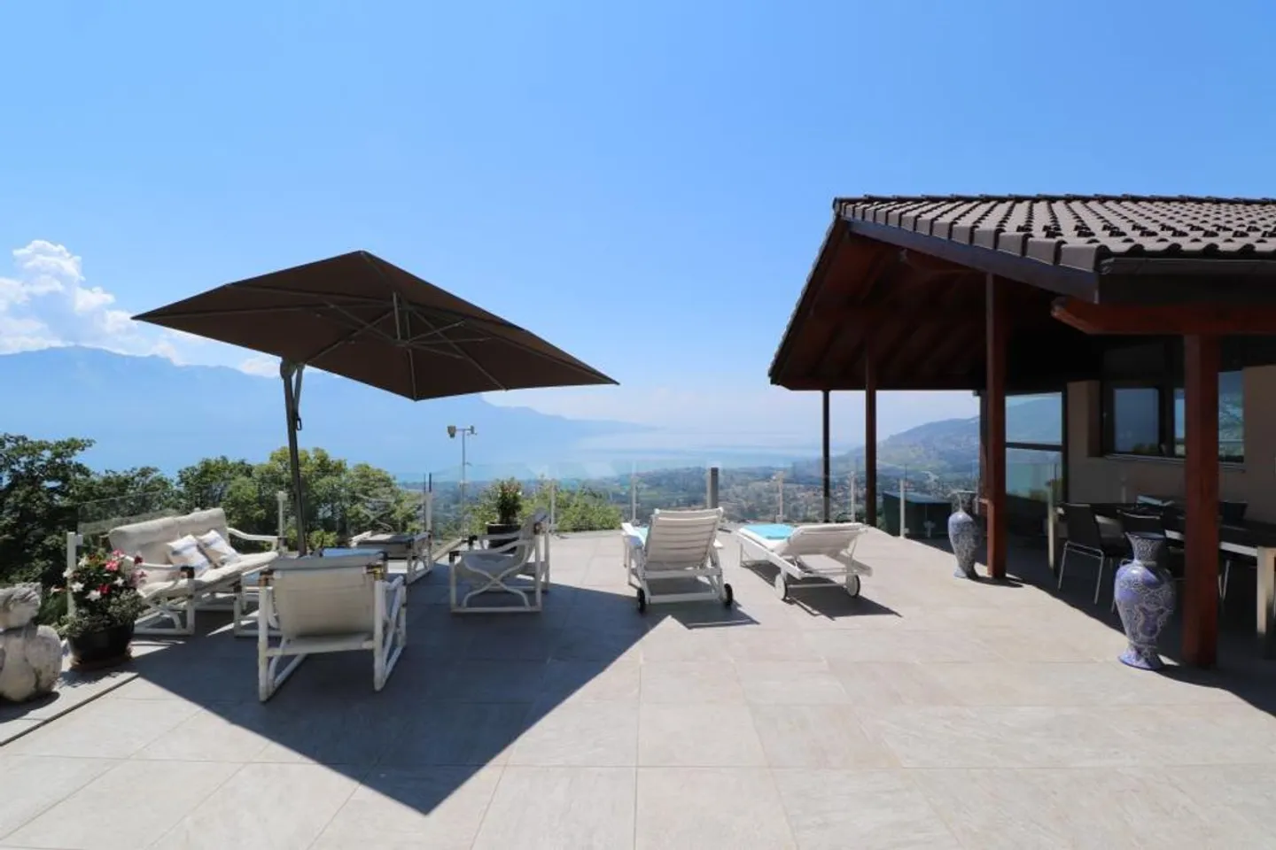 SUPERBE VUE AU CALME DANS QUARTIER RESIDENTIEL - Photo 1 sur 5